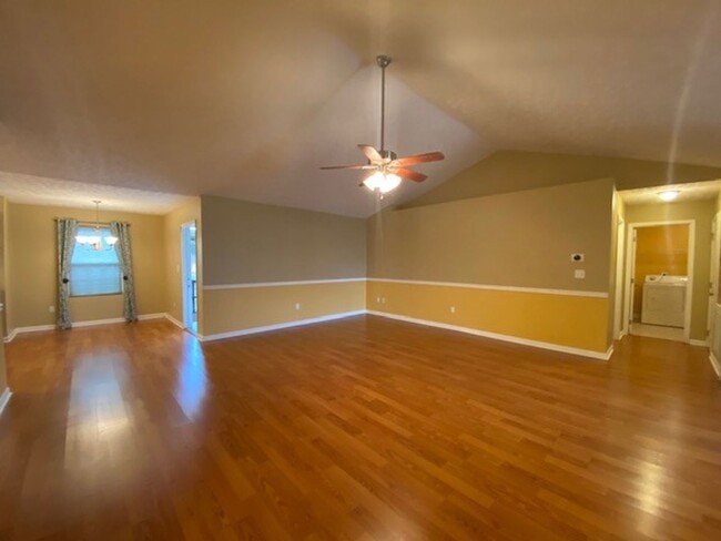 Building Photo - Move In Ready!!