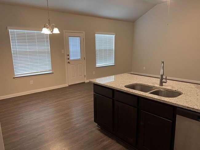 Building Photo - Luxury Duplex in Seguin!