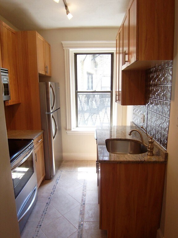 Building Photo - 61 Park Dr