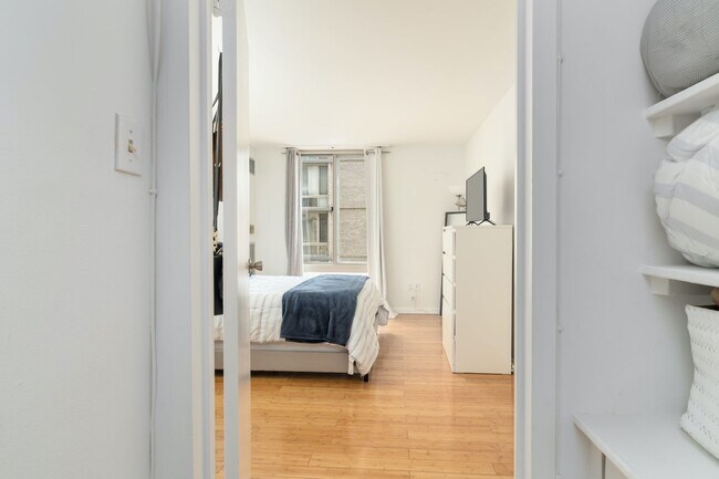 Building Photo - Sunny 2 BR at Claridge House Coop