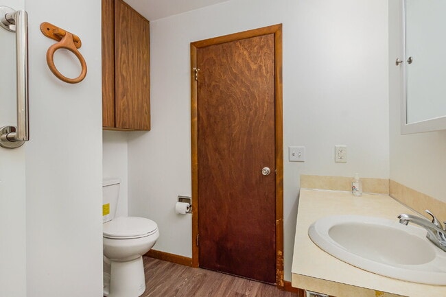 Building Photo - 2- Bedroom Duplex- Only $1100/Month!