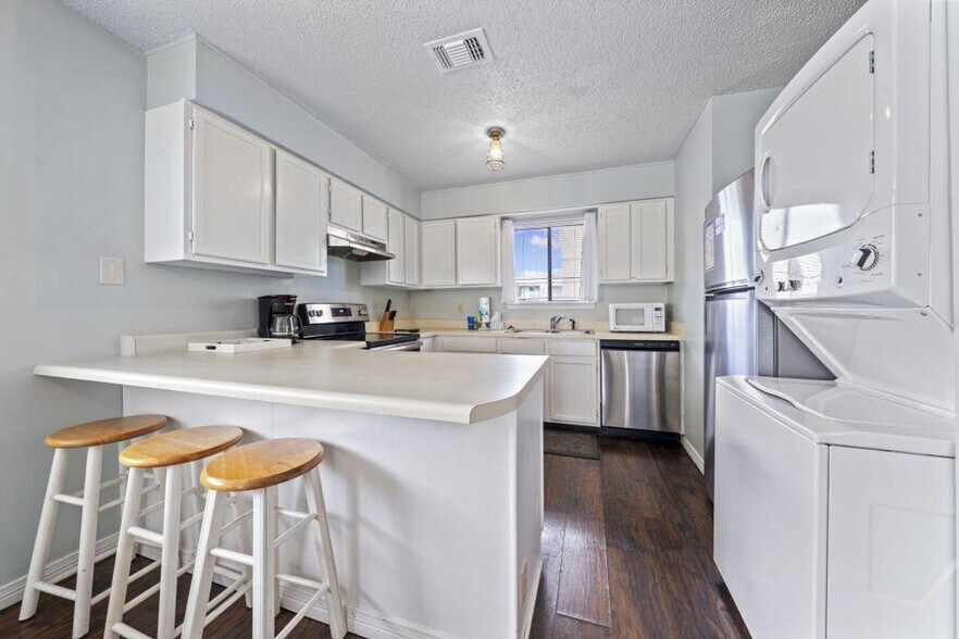 Building Photo - 25925 Canal Rd