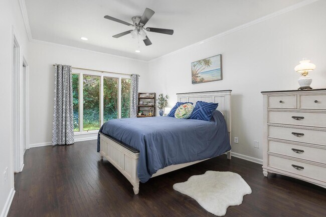 Building Photo - 615 Springhill Dr NE