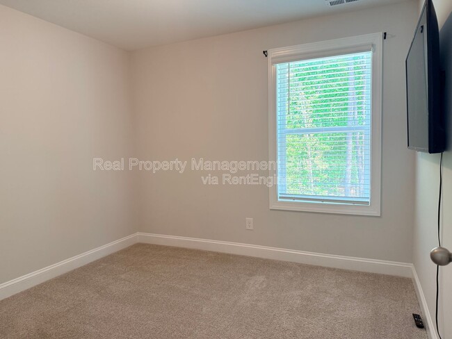 Building Photo - 540 Barrington Row Ave