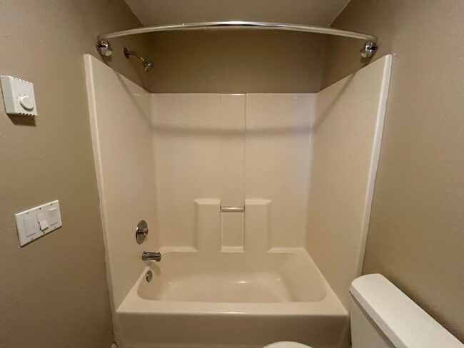 Building Photo - Updated and Bright 3 Bedroom 2 Bath Home in NE Portland (PDX/Columbia River)