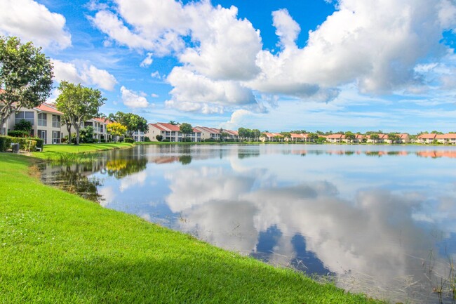 Building Photo - ** 2/2 FIRST FLOOR EMERALD LAKES BEAUTY RE...
