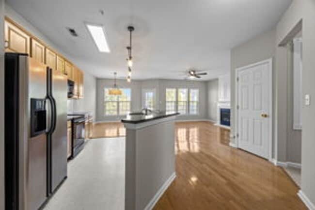 Building Photo - Charming 2 Bed + Office Condo in the Heart...