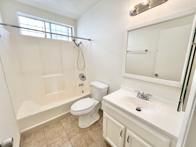 Building Photo - Beautiful First floor 3 bedroom Rose Park ...