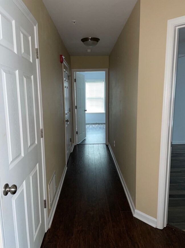 Building Photo - 2 BED, 2 BATH CONDO LOCATED IN GREENSBORO! LAST MONTH'S RENT FREE IF YEAR LEASE IS COMPLETED!