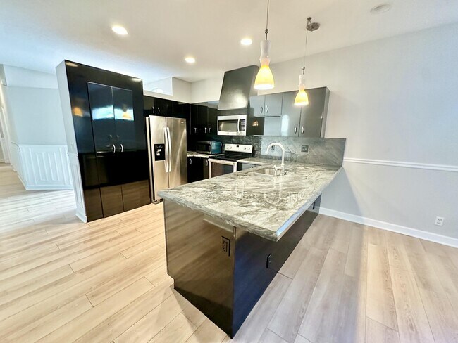 Building Photo - 702 Via Toscana Via