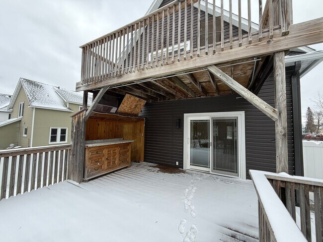 Building Photo - 916 1st St SE