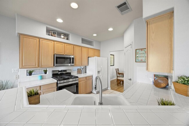 Building Photo - 2109 Zoa Dr