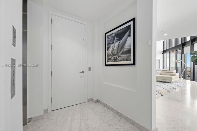 Building Photo - 18555 Collins Ave