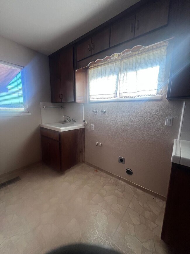 Building Photo - Nothing but short of Amazing - 3 Bedroom home!