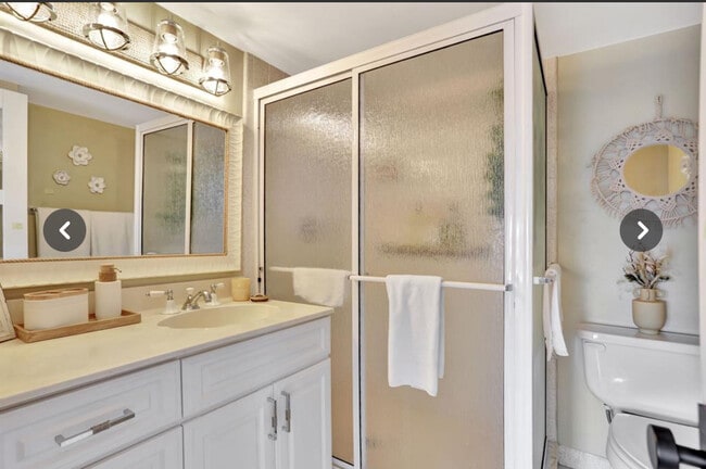 Building Photo - 1050 Hillsboro Mile