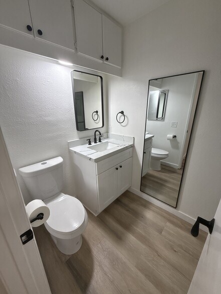 Building Photo - 23335 La Crescenta