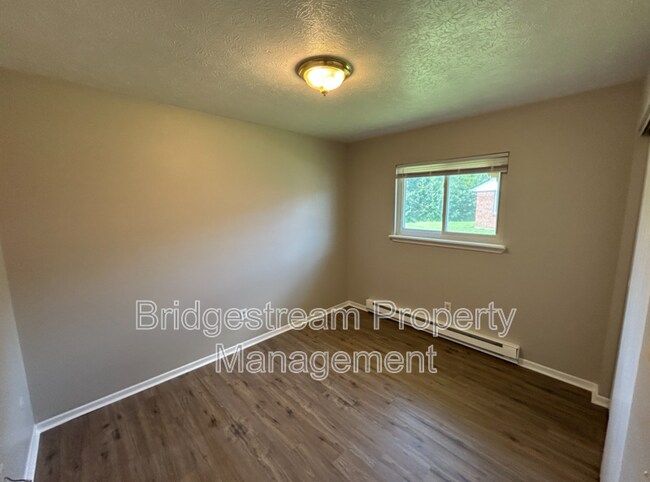 Building Photo - 4564 Waynedale Cir