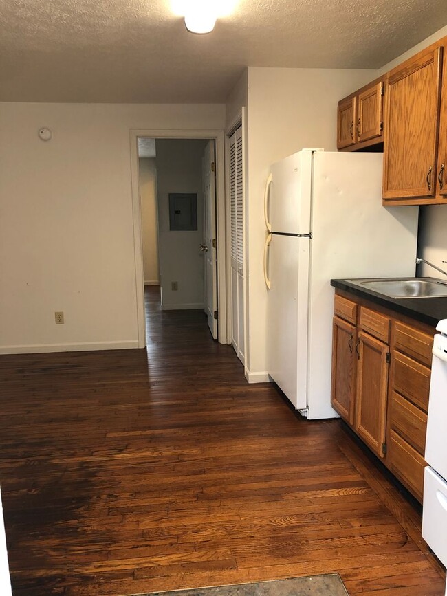 Building Photo - 1 Bedroom Avail AUG 2025;  $840 Monthly. W...