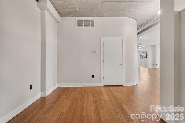 Building Photo - 505 E 6th St