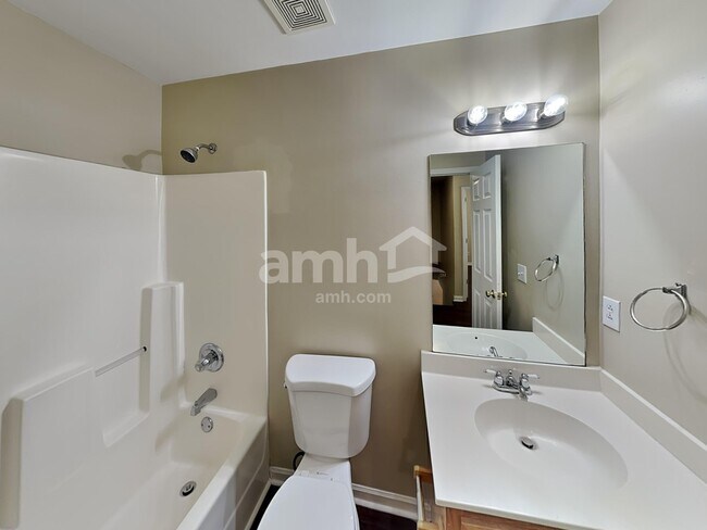 Building Photo - 2814 Sutherland Dr