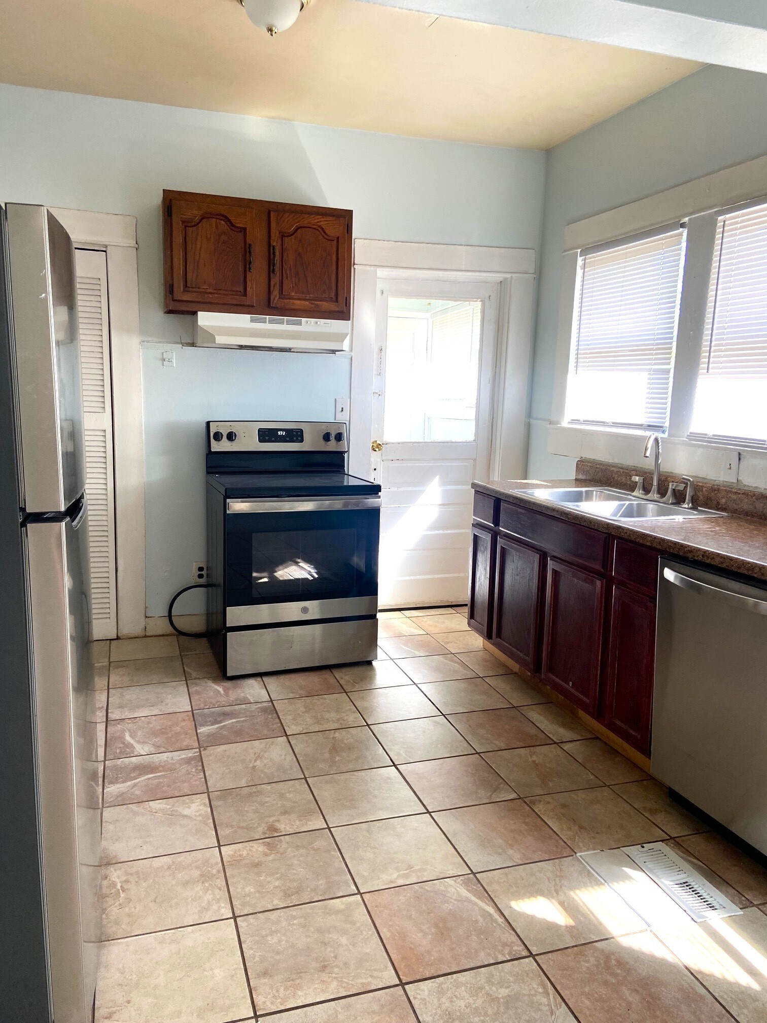 Building Photo - 508 10th Ct S