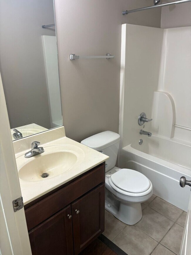 Building Photo - Comfortable 3 bedroom, 2 bath home