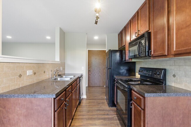 Building Photo - 6000 Oakwood Dr