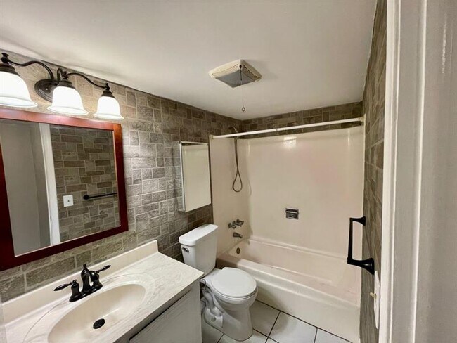 Primary Photo - 511 W Kalmia Dr