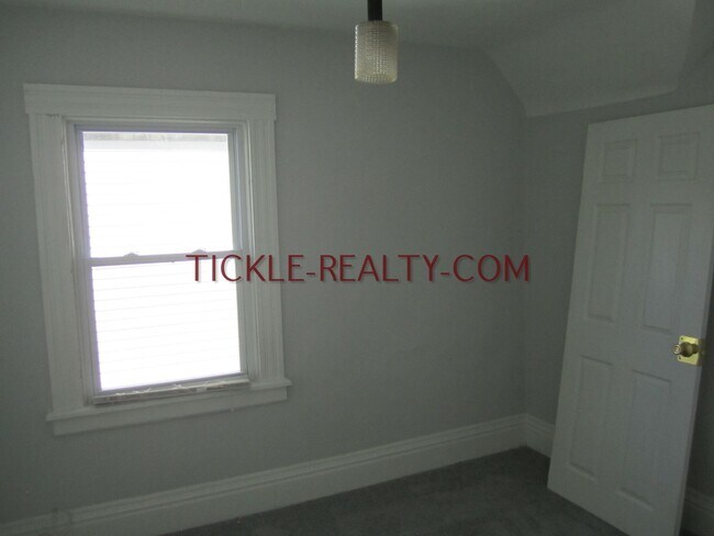 Building Photo - 3 Bedroom Single Family House