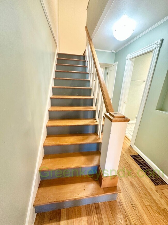 Building Photo - Huge 4 Bedroom 2 Bath House across from Rose City Golf Course