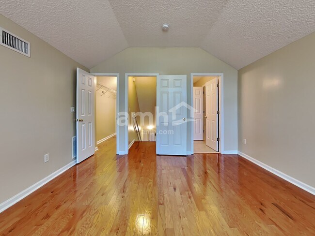 Building Photo - 821 Templeton Ln