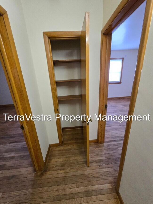 Building Photo - Available 1/2026! 6 Bedroom College Rental 2 Kitchens!!