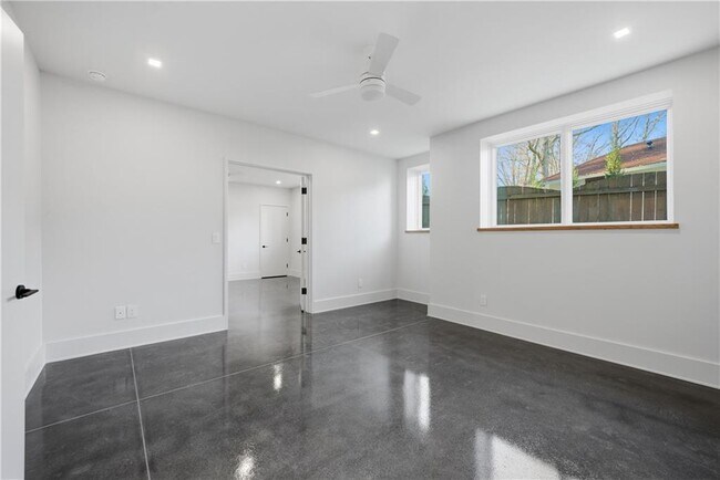 Building Photo - 1033 Reeder Cir NE