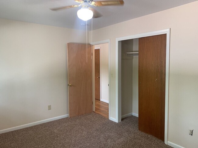 Building Photo - Mid-Town Single Family Home w/ Spacious Fenced Yard