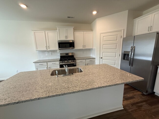 Building Photo - Springville Schools One Level 4 Bedroom / 3 Bathroom/ 3 Car Garage