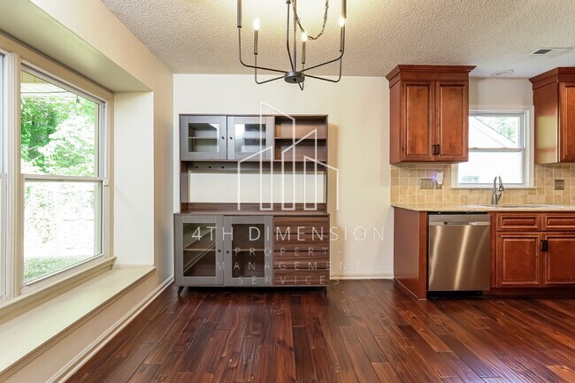 Building Photo - Charming 3-Bedroom Home with 2 Full Baths ...