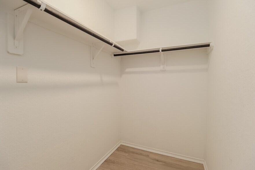 Building Photo - 1614 Oleander Grns Dr
