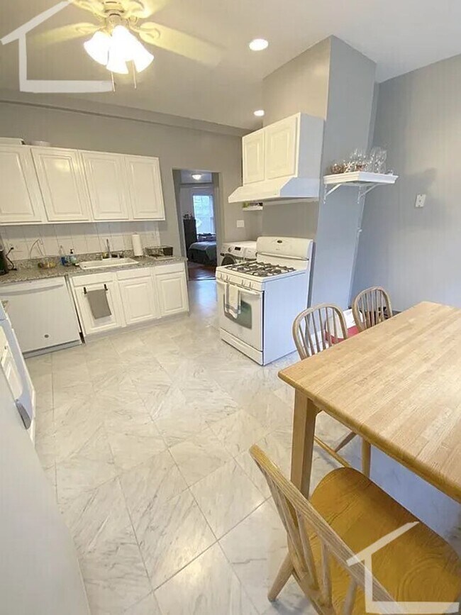 Building Photo - Nicely updated 3 bed unit with in unit laundry!