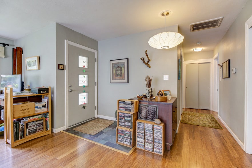 Entry Way - 717 Southwest Dr