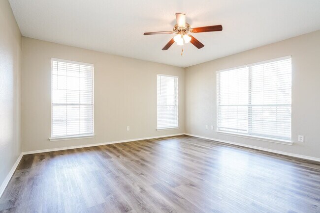 Building Photo - 2843 Red Oak Dr