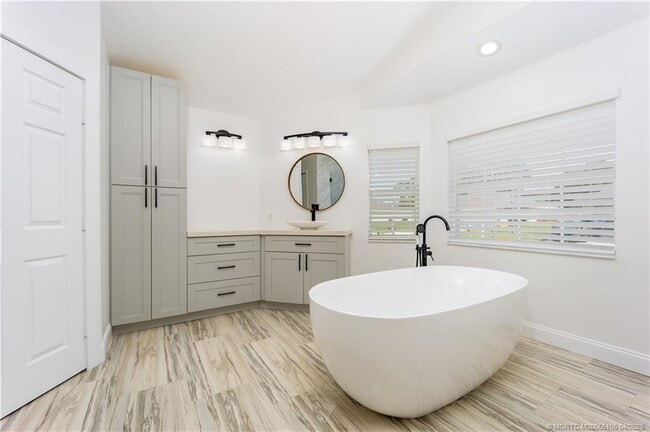 Building Photo - 5936 NW Brenda Cir