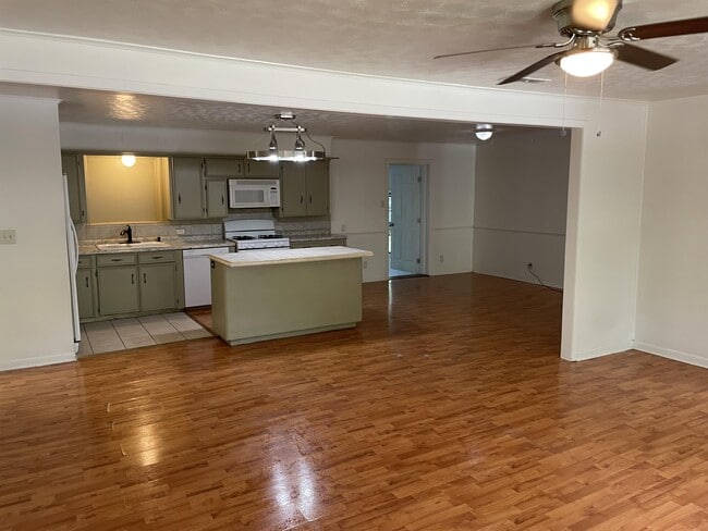 Building Photo - 1130 Tower St