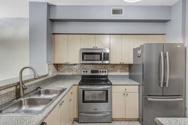 Building Photo - ** RESERVE AT NAPLES ** 3 BED / 2 BATH - TOP FLOOR CONDO - CENTRAL NAPLES - ANNUAL RENTAL