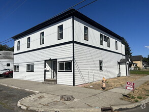 Building Photo - 3 bed 1 bath ground level apartment with n...