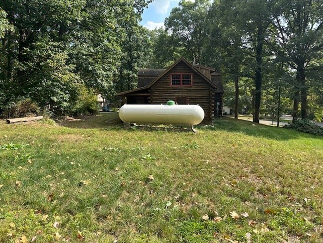 Building Photo - Country Charmer-4 Bedroom Log Home