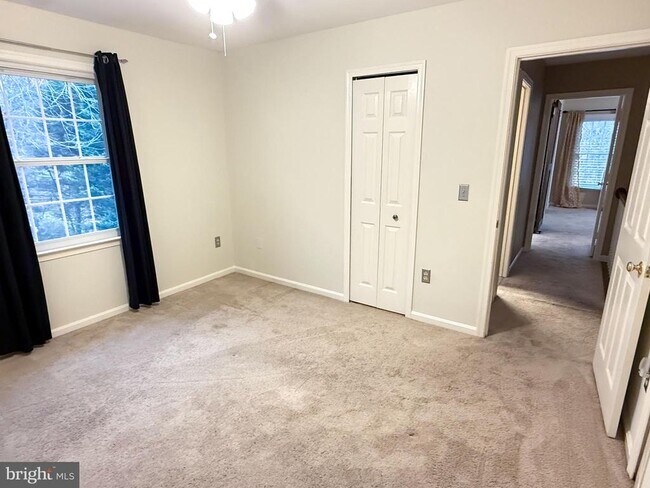 Building Photo - 15292 Surrey House Way