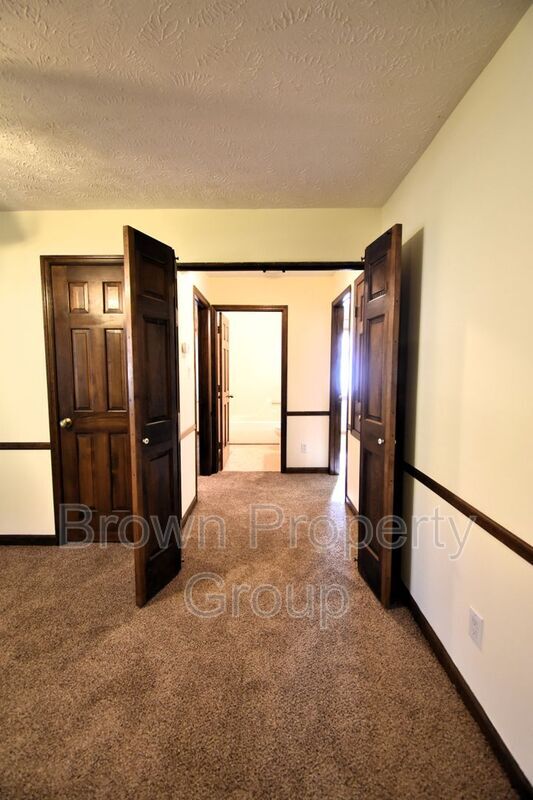 Building Photo - 901 Fredonia Dr
