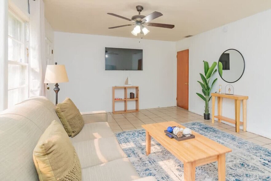 Building Photo - 2118 Skylake Dr