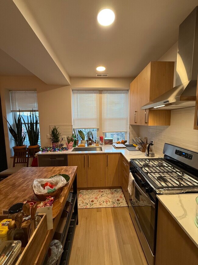 Building Photo - 927 N Mozart St