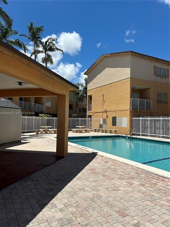 Building Photo - 6245 SW Kendale Lakes Cir